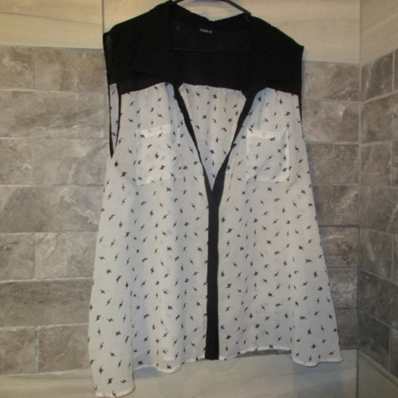 torrid Tops - TORRID LIGHTNING BOLT BLOUSE SZ3X
